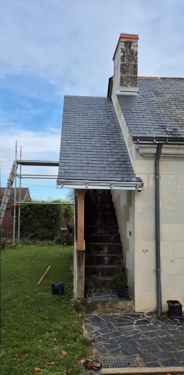 Auvent d'escalier extérieur couvert en ardoise sur une maison en tuffeau
