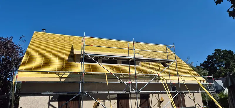 Réfection de toiture en cours : écran sous toiture et liteaux posés, échafaudage sur toute la façade