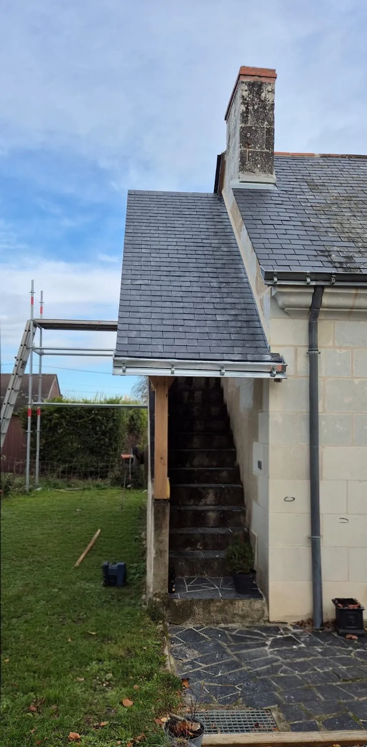 Auvent d'escalier extérieur couvert en ardoise sur une maison en tuffeau