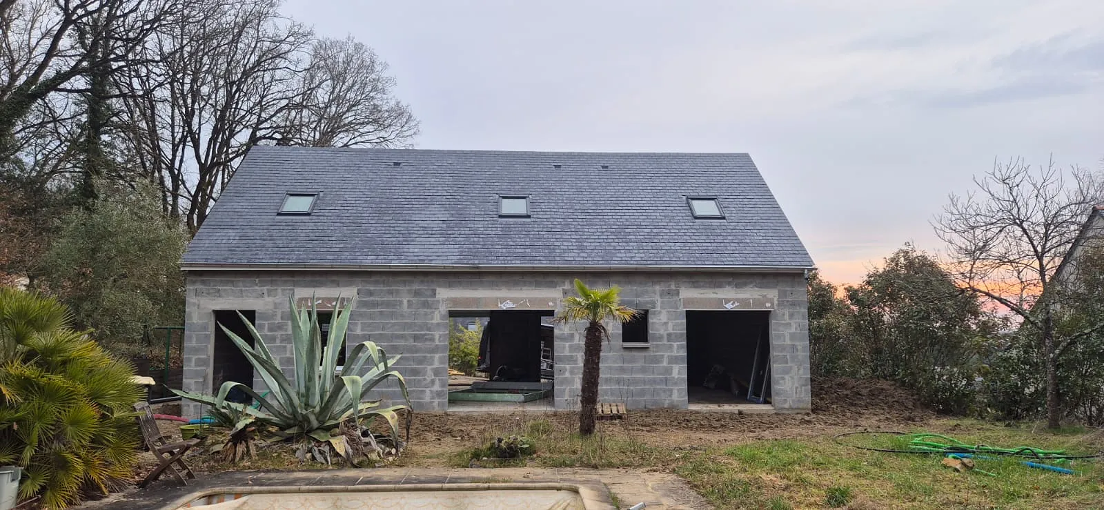 Maison neuve couverte en ardoise avec trois fenêtres de toit
