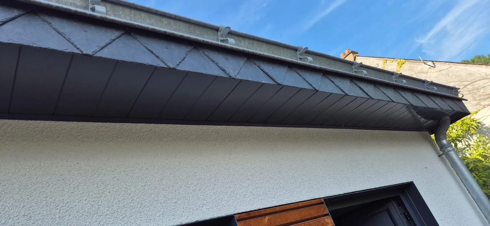 Habillage de sous-face en PVC RAL 7016 avec bandeau habillé en ardoise