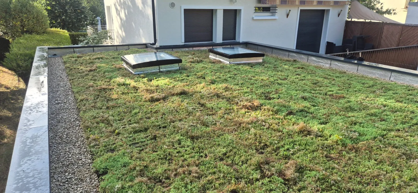 Toiture terrasse végétalisée avec lanterneaux et couvertine en rive