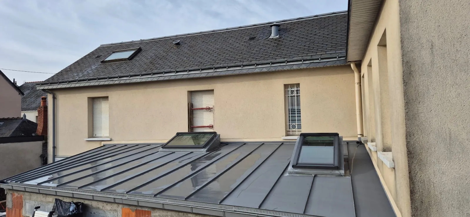 Toiture en zinc anthracite à joint debout équipée de deux fenêtres de toit